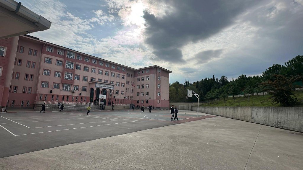 Özel eğitim öğrencisi okulda arkadaşını makasla yaraladı