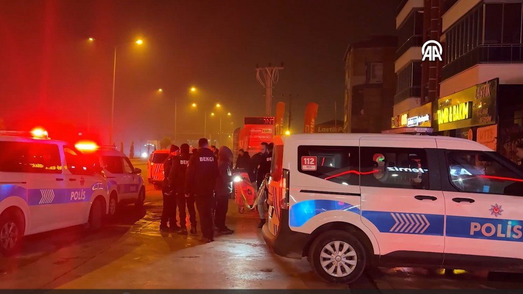 Çıkan silahlı ve bıçaklı kavgada 3 kişi yaralandı