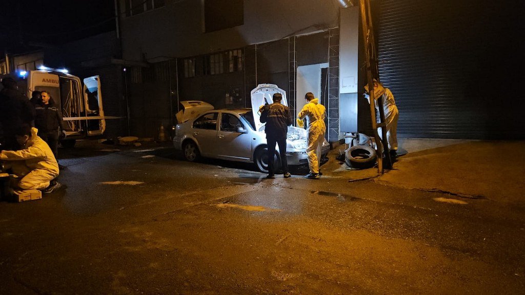 Isınmak için arabaya girdi araç yanınca feci şekilde can verdi