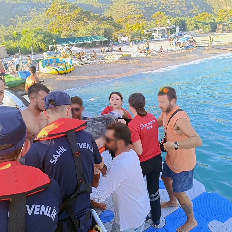 Gemiler Koyu'nda yüzerken yaralanan vatandaşın imdadına yetiştiler