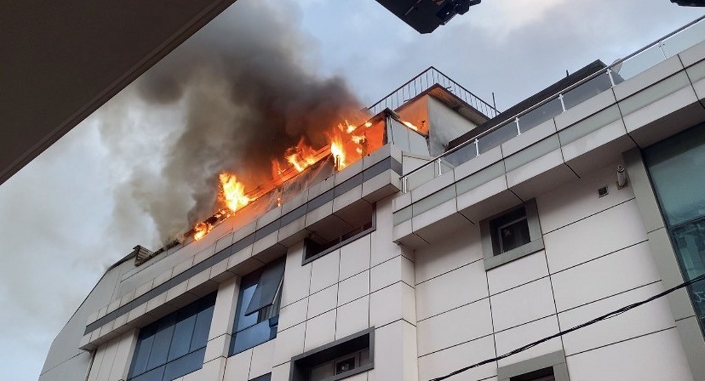 Alevler kısa sürede otelin çatı katını sardı