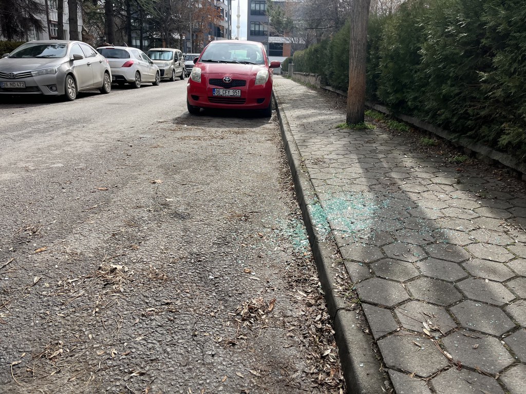 Aynı sokakta beş aracın camlarını kırıp hırsızlık yaptılar