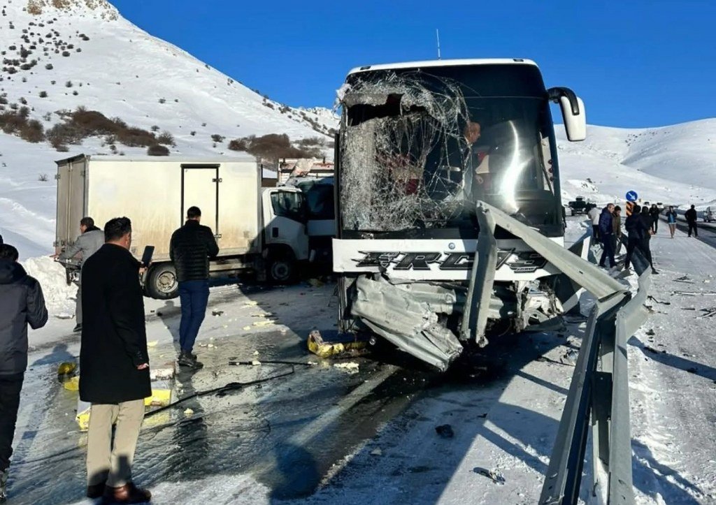 Otobüs ile kamyonet çarpıştı:Çok sayıda yaralılar var