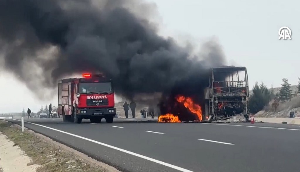 Yolcu otobüsünde çıkan yangın söndürüldü