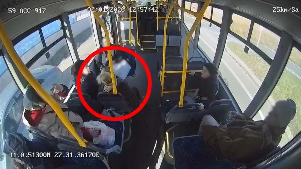 Otobüste kalp rahatsızlığı geçiren yolcuyu hastaneye yetiştirdi: O anlar kamerada