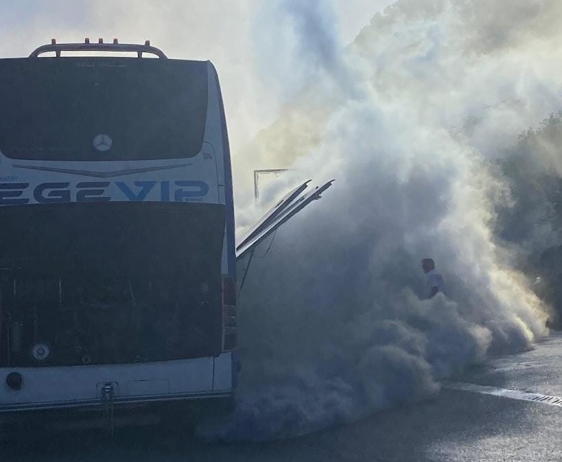 Yolcu otobüsü dumanlar içerisinde kaldı: Panik anları kamerada