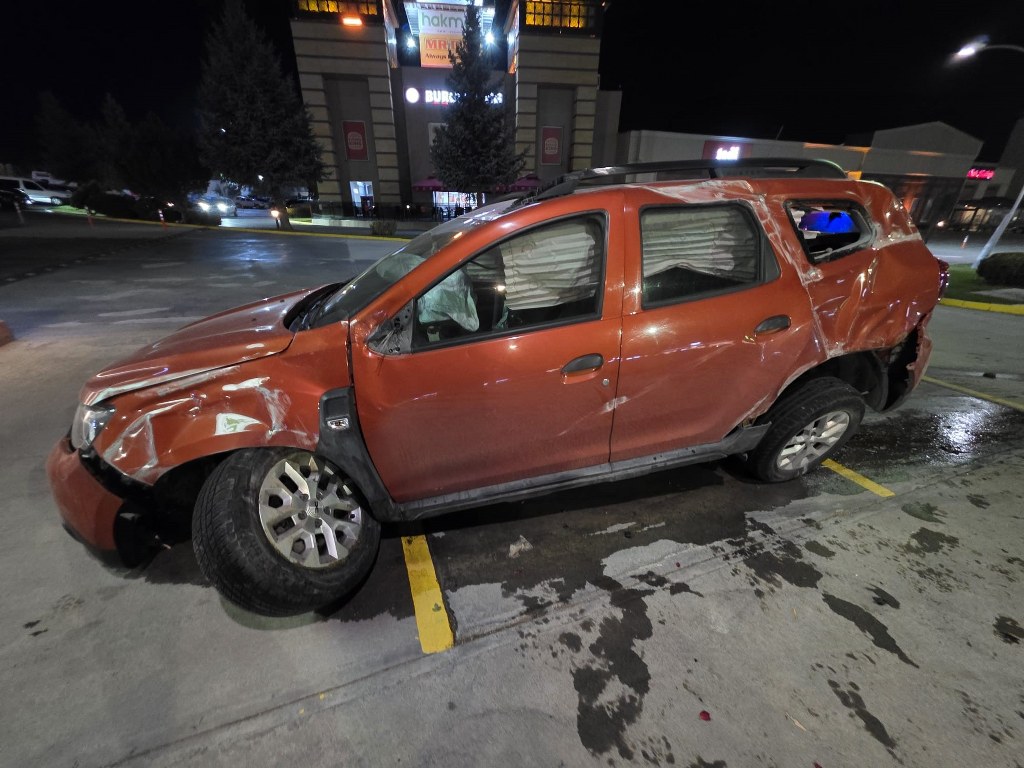 Otomobil yoldan çıkarak bariyerlere çarptı, 2 kişi yaralandı