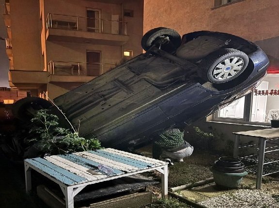 Otomobil apartman bahçesine uçtu: 2 yaralı