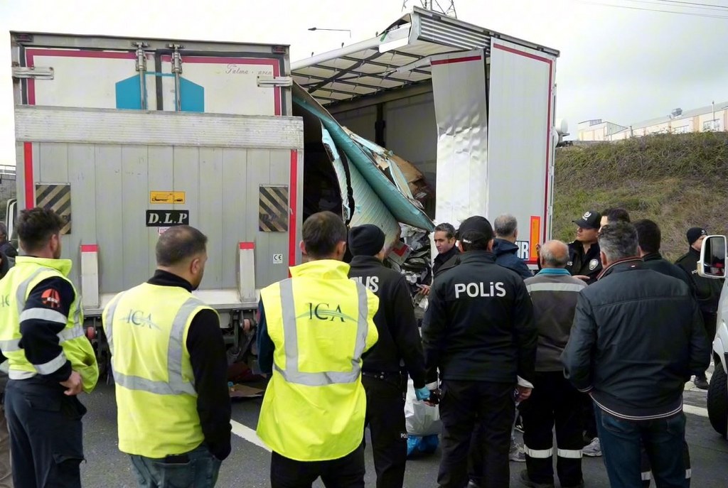 Otoyolda geri geri gelen tıra kamyonet çarptı: 1 ölü, 1 yaralı
