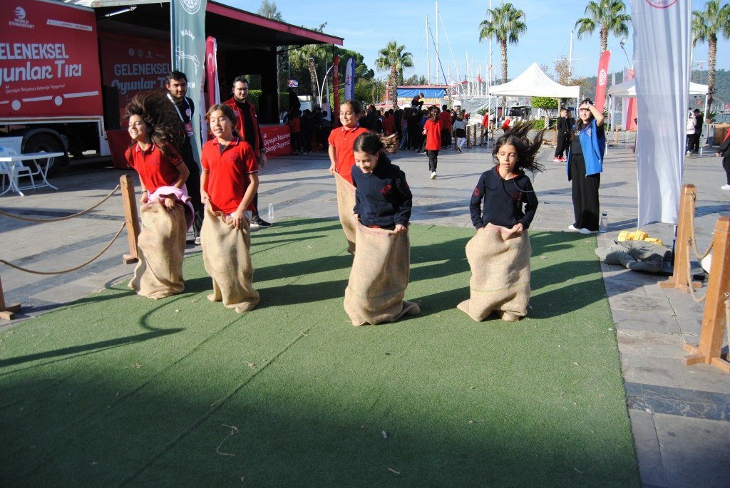 Geleneksel Oyunlar Tırı, geçmişin oyunlarını Fethiye'de öğrencilerle buluşturdu