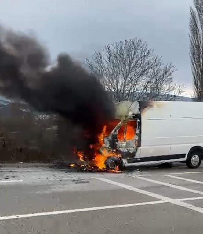 Seyir halindeki panelvan alev alarak kullanılamaz hale geldi
