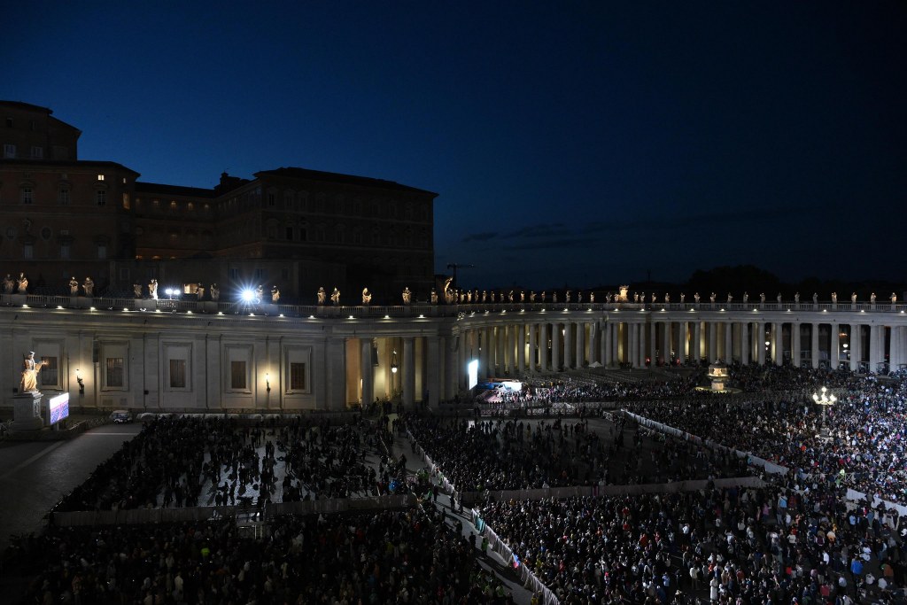 Sistina Şapeli’nden siyah duman yükseldi