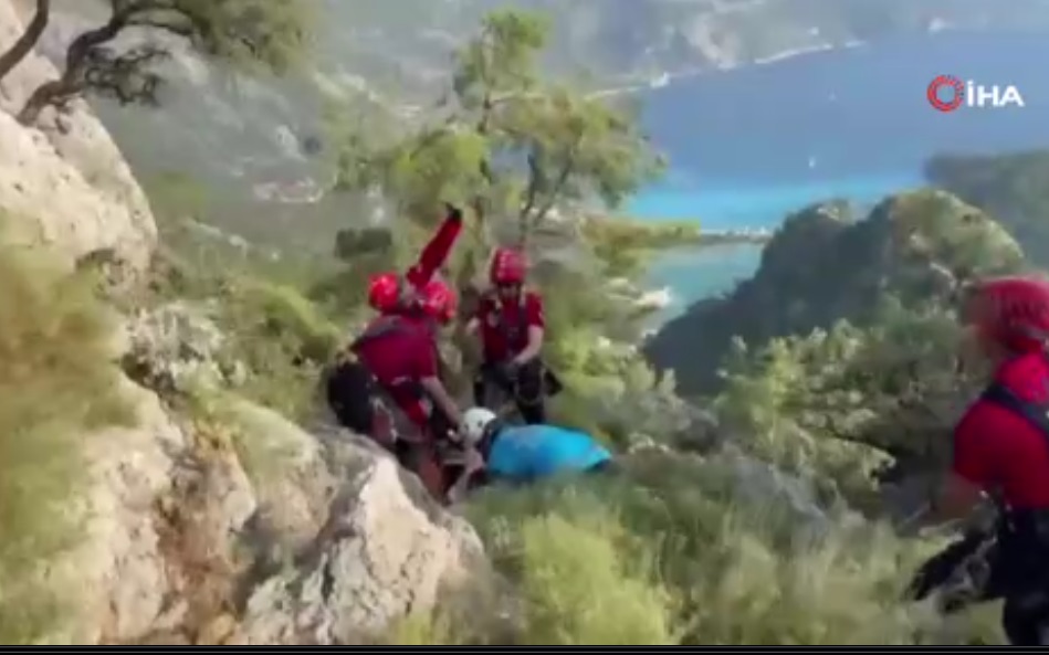 Kayalıklara düşen paraşütçü helikopterle kurtarıldı