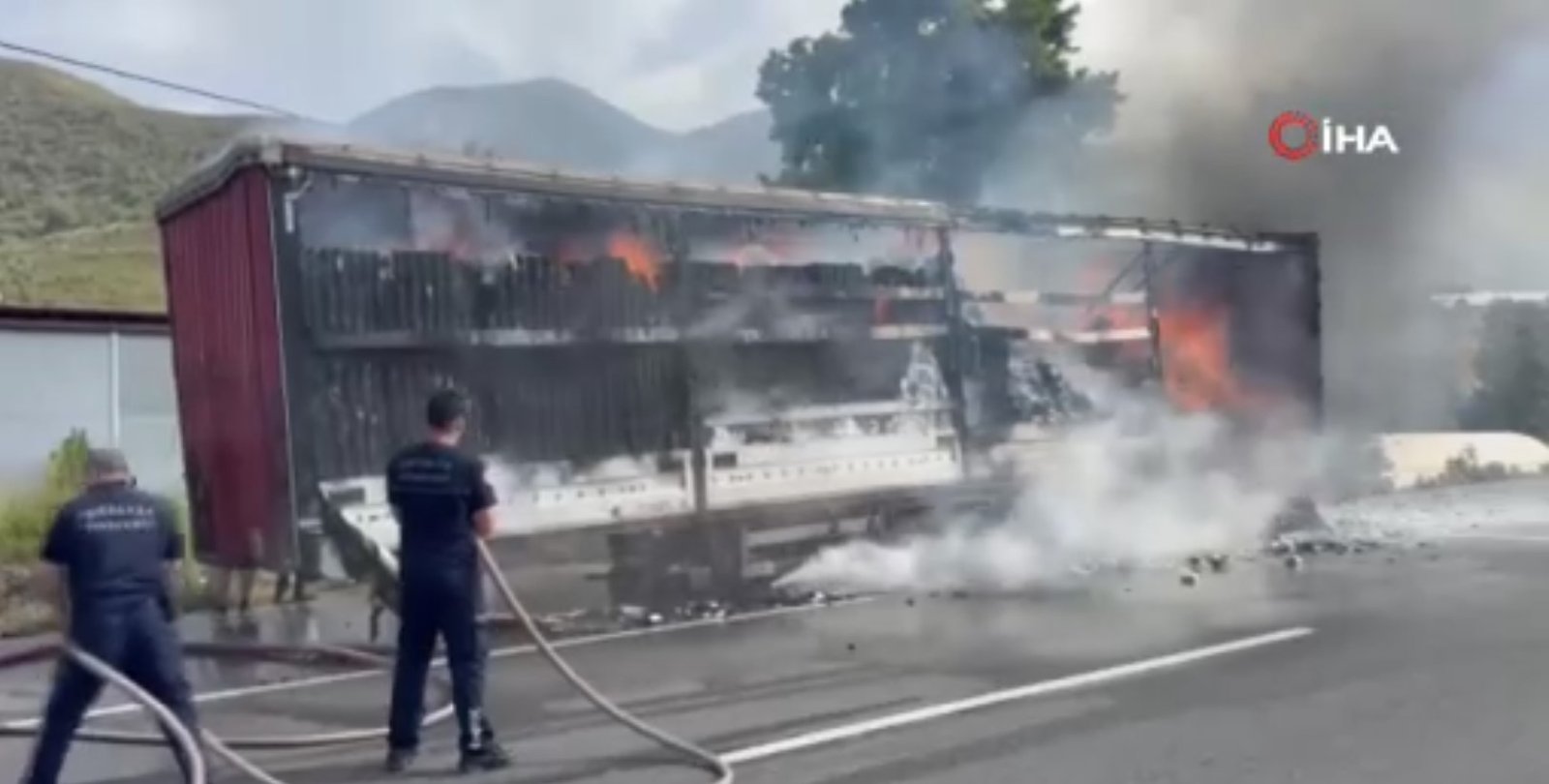 Peçete yüklü tır alev alev yandı
