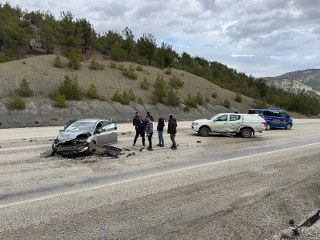 Pikap ile otomobil çarpıştı: Eski belediye başkanı yaralandı