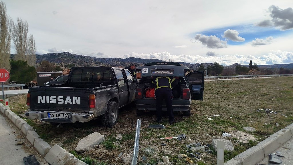 Pikap ile otomobil çarpıştı: 3 yaralı