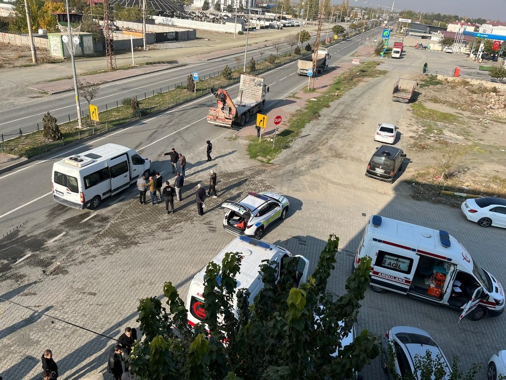 Polis minibüsü kaza yaptı: 7 yaralı