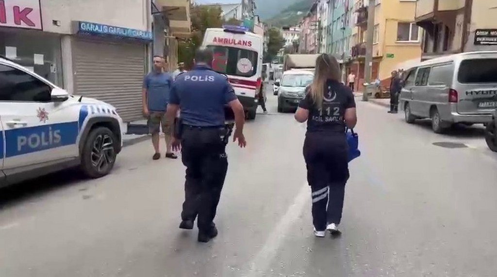 Polislerin üzerine pitbull saldı: 2 polis yaralandı