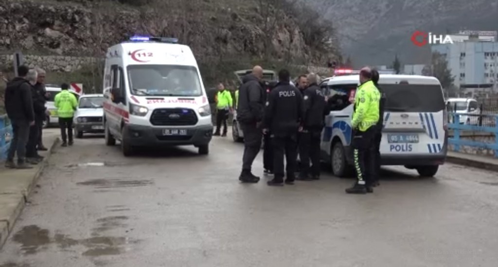 ‘Dur’ ihtarına uymayıp kaçan motosikletli çocuk önüne çıkan polise çarptı