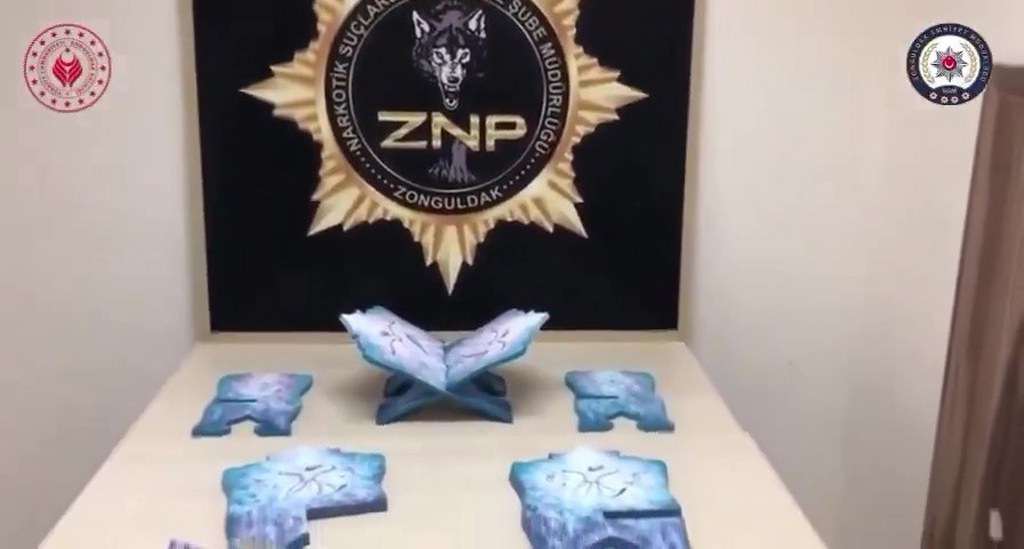 14 kilo uyuşturucuyu rahleye saklamışlar