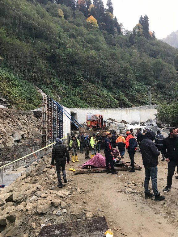 Duvar inşaatında kalıp çöktü: 5 işçi yaralı