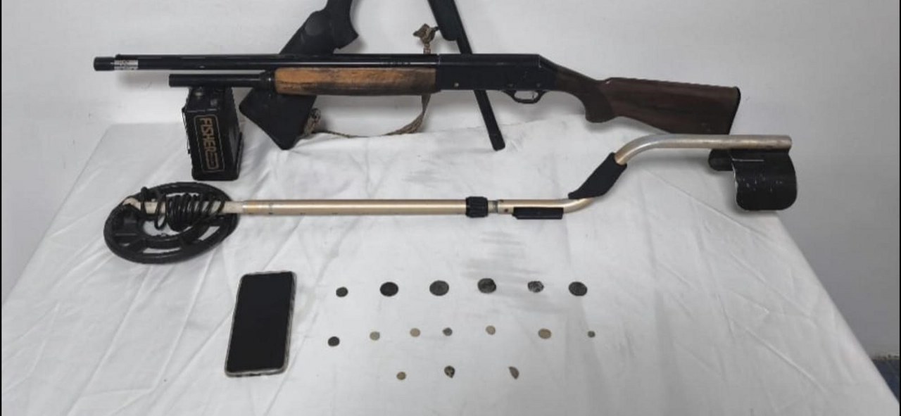 Roma dönemine ait tarihi eser ve uyuşturucuya müşteri ararken yakalandı