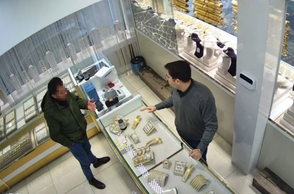 Sahte bilezikleri verip pazarlıkla fazla altın almak isterken yakalandı