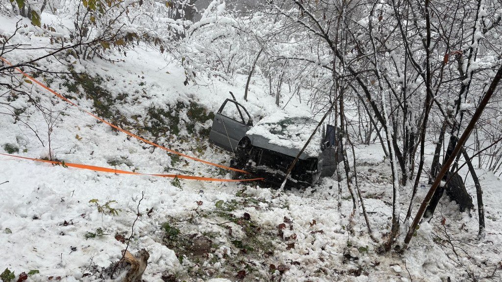  Kar sebebiyle kontrolden çıkan otomobil şarampole devrildi: 3 yaralı