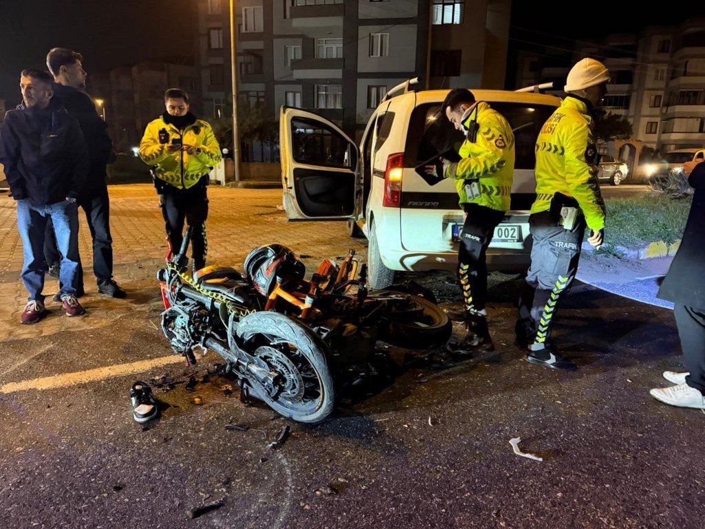 Hafif ticari araçla çarpışan motosikletin sürücüsü ağır yaralandı