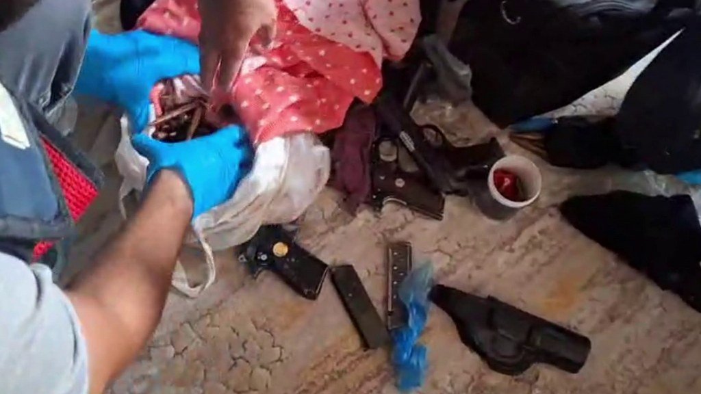 Ev değil cephanelik: Uzun namlulu silahlar, binlerce mermi ele geçirildi