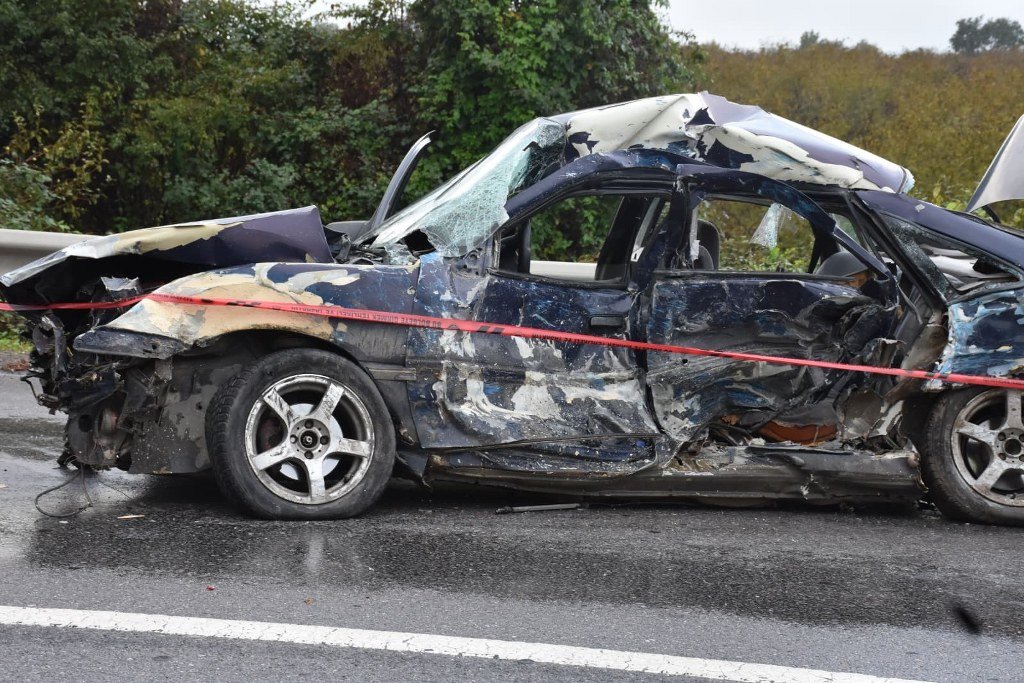 Bariyerlere çarpan otomobil hurdaya döndü: 1 ölü, 2 yaralı