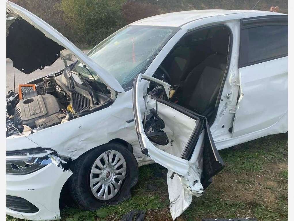 İki otomobil çarpıştı: 1’i ağır 5 yaralı