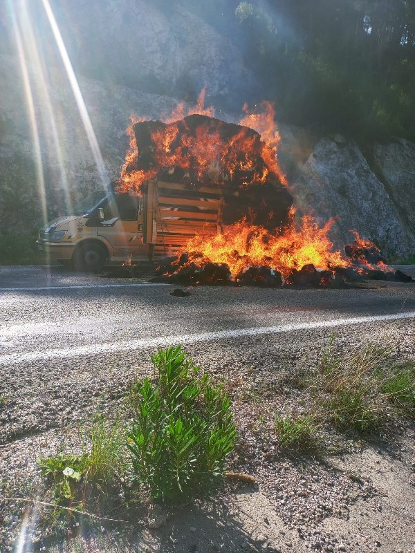 Saman yüklü araç alev alev yandı