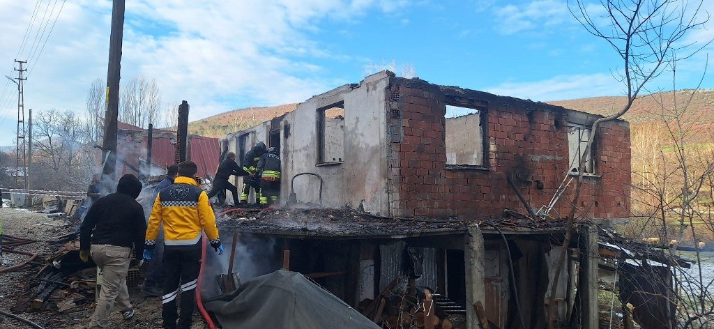 Evde çıkan yangında gelin ve kayınvalidesi hayatını kaybetti