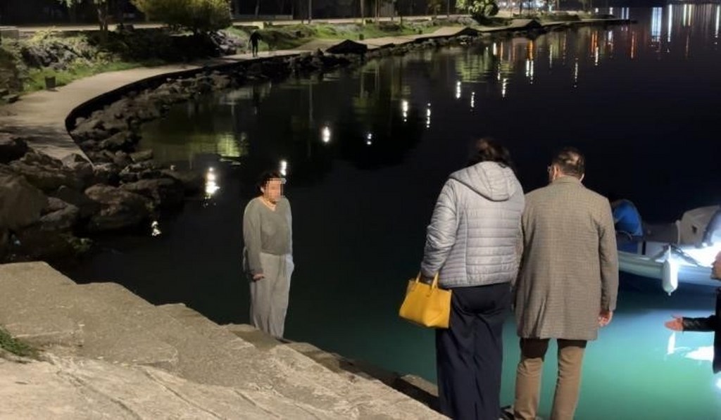 Denize atlamak isteyen genç kızı anne ve babası ikna etti