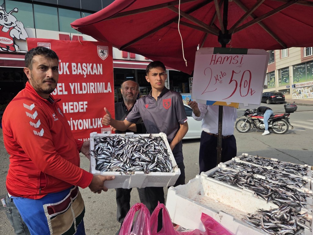Fanatik balıkçı çıldırdı, hamsiyi 25 TL’den sattı