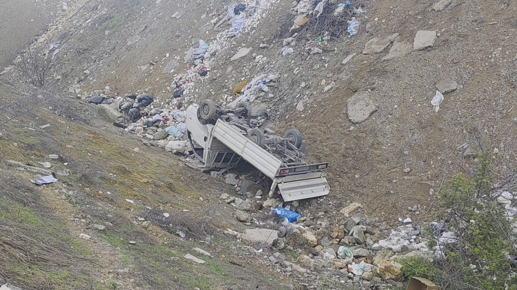 Şarampole yuvarlanan kamyonetteki 2 kişi yaralandı