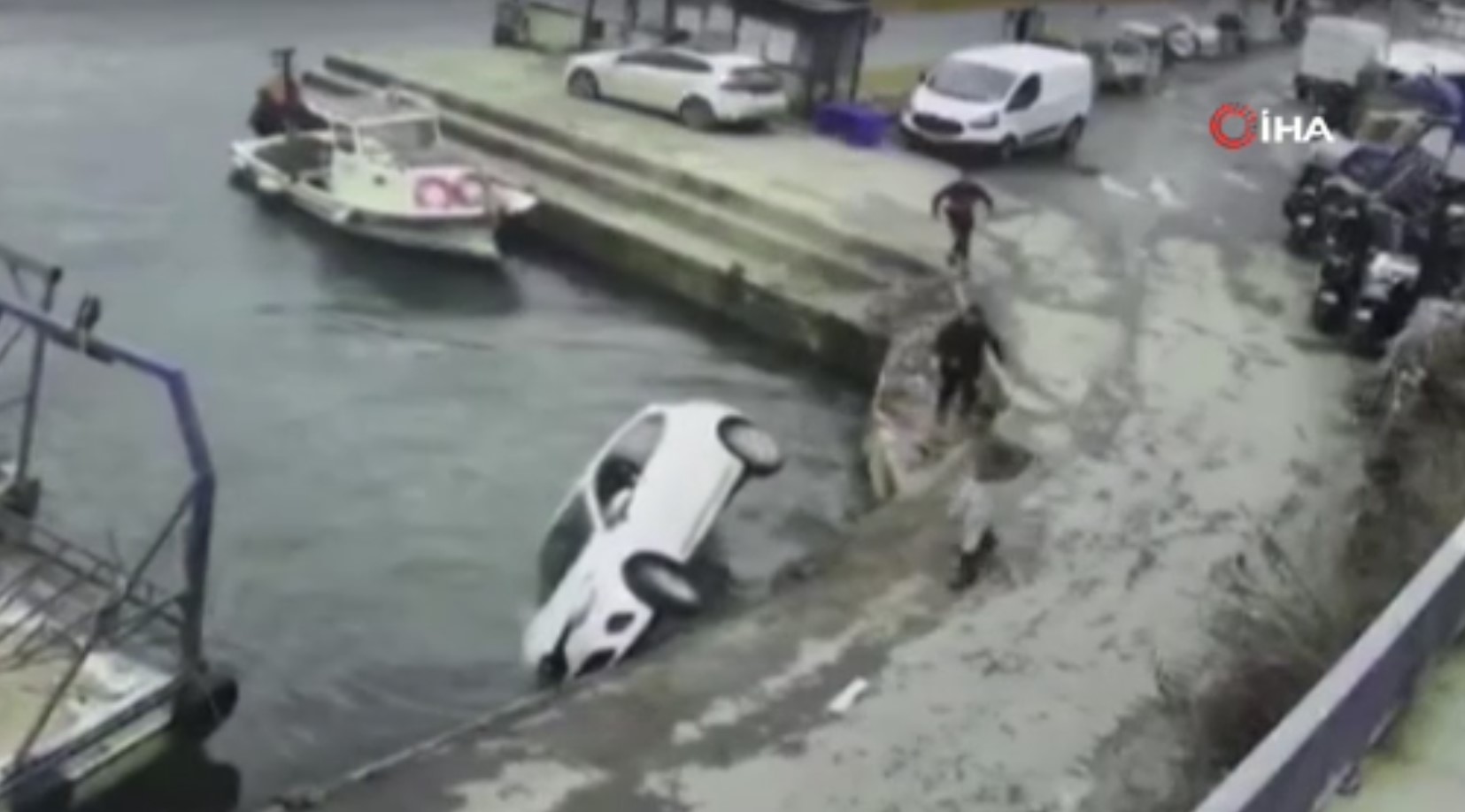 Denizde can pazarı kamerada: Kurtarmak için zamanla yarıştılar