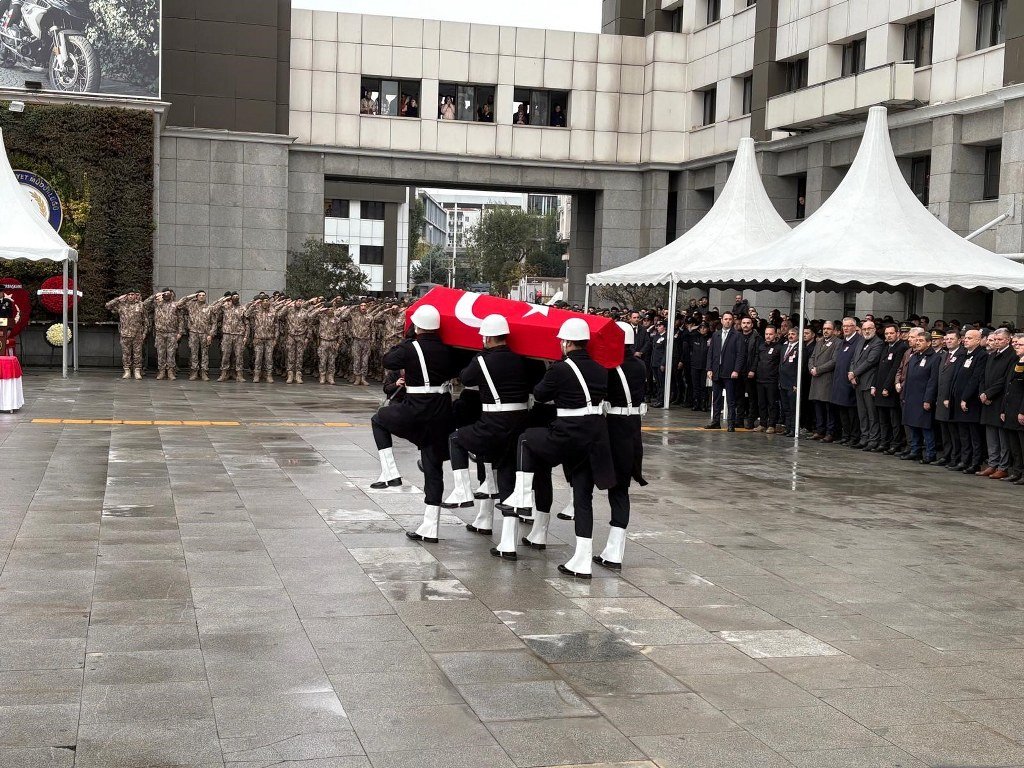 Şehit polis memuru Emre Albayrak için İstanbul İl Emniyet Müdürlüğünde tören düzenlendi