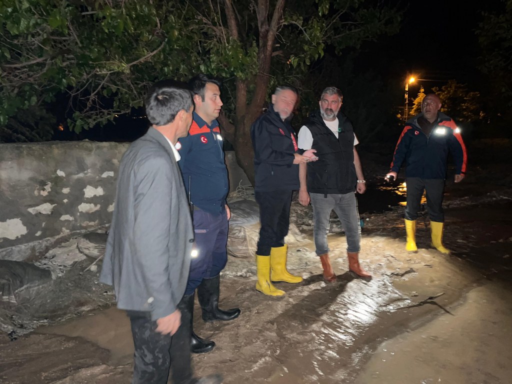 Selden etkilenen 3 ev tahliye edildi