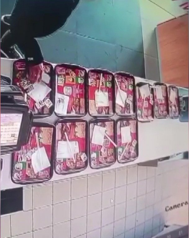 Yemek tepsisindeki cep telefonunu böyle çaldı