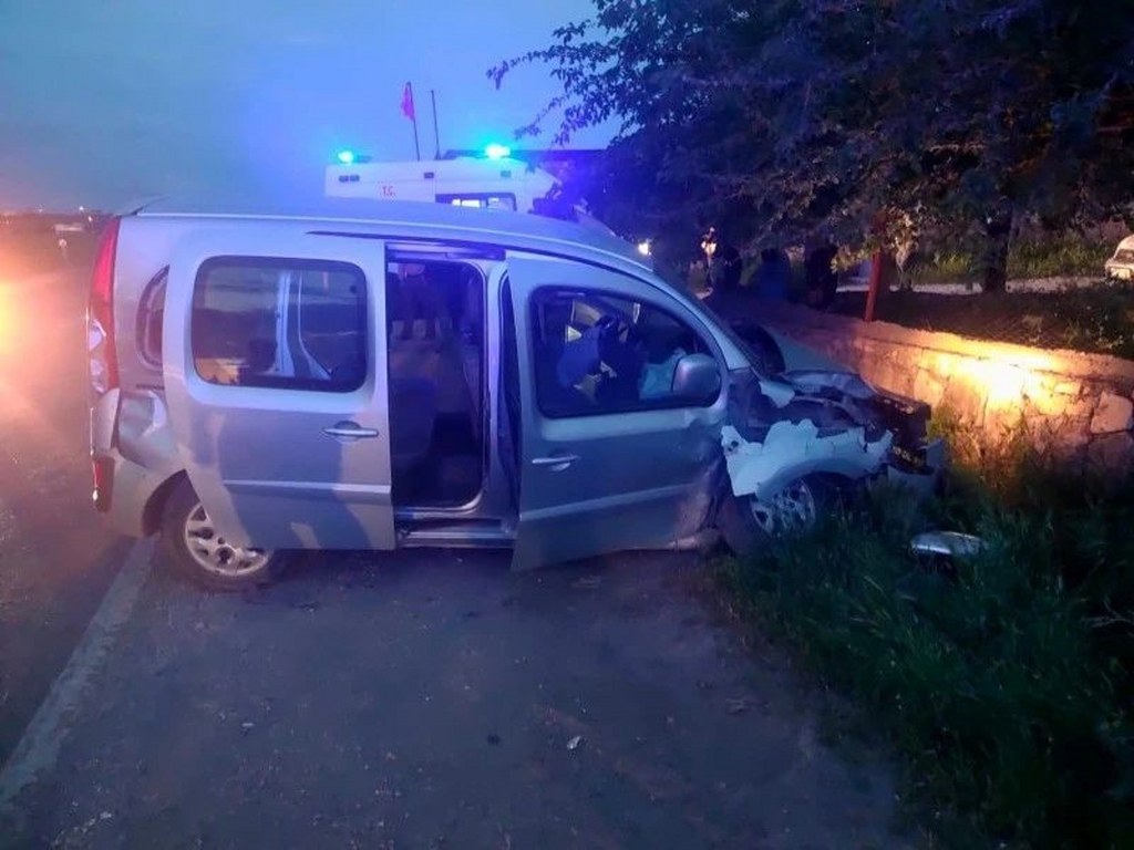 Kamyon ile kamyonet çarpıştı: 6 yaralı