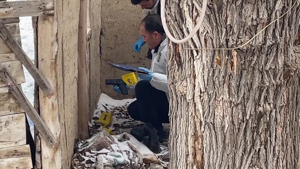 Polisten kaçarken metruk eve tabanca atan 2 şüpheli yakalandı