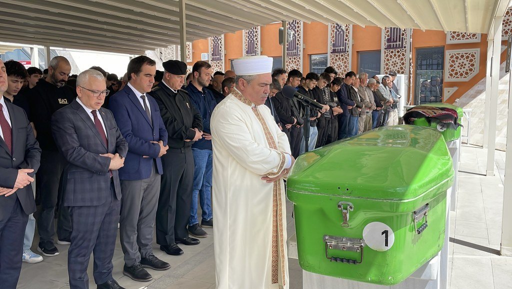 Boğazları kesilerek öldürülen abi kardeş toprağa verildi