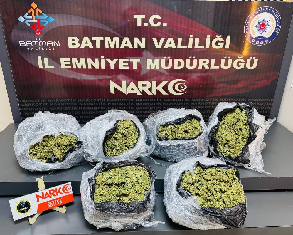 Batman'da kilim arasına zulalanmış 5 kilo skunk ele geçirildi: 1 tutuklama