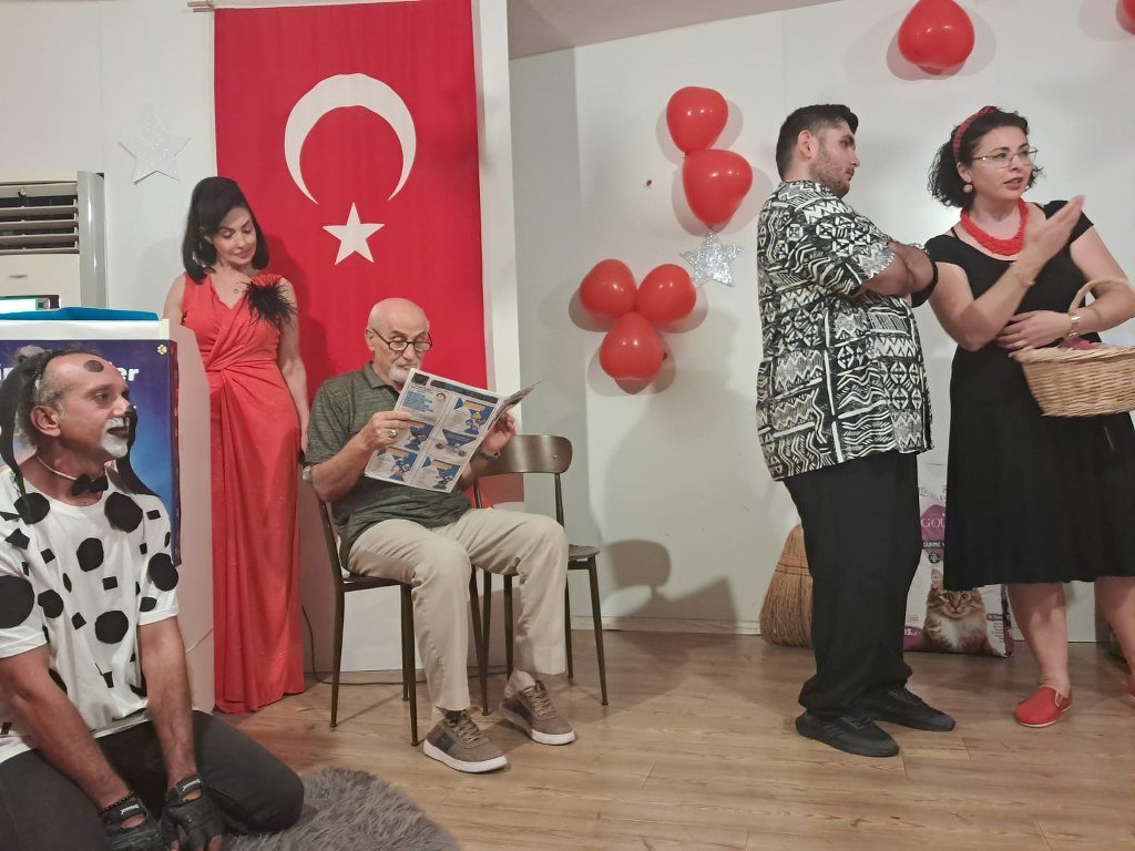 Sokak hayvanları yararına dayanışma gecesi düzenlediler