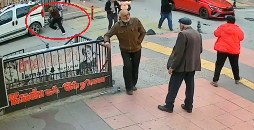 Sokak ortasında husumetlisine defalarca ateş etti