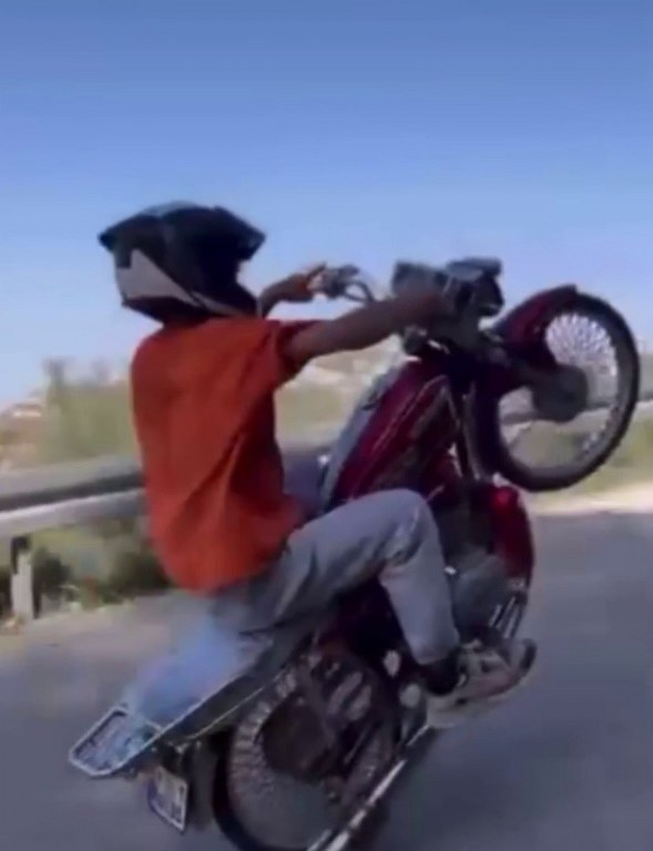 Ehliyetsiz motosikletlinin sosyal medya şovuna 77 bin TL ceza