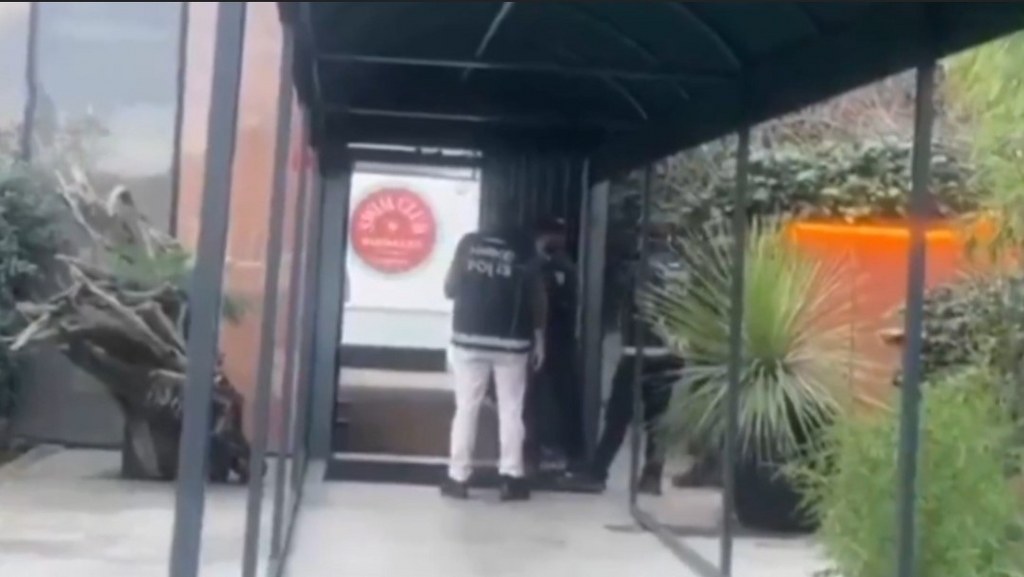 Ünlülerin gittiği spor salonuna polis baskını