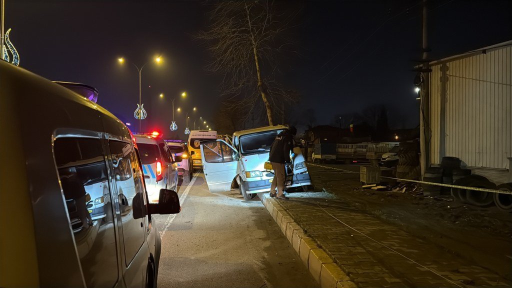 Kamyonetler çarpıştı, savrulan stepne yayayı ağır yaraladı